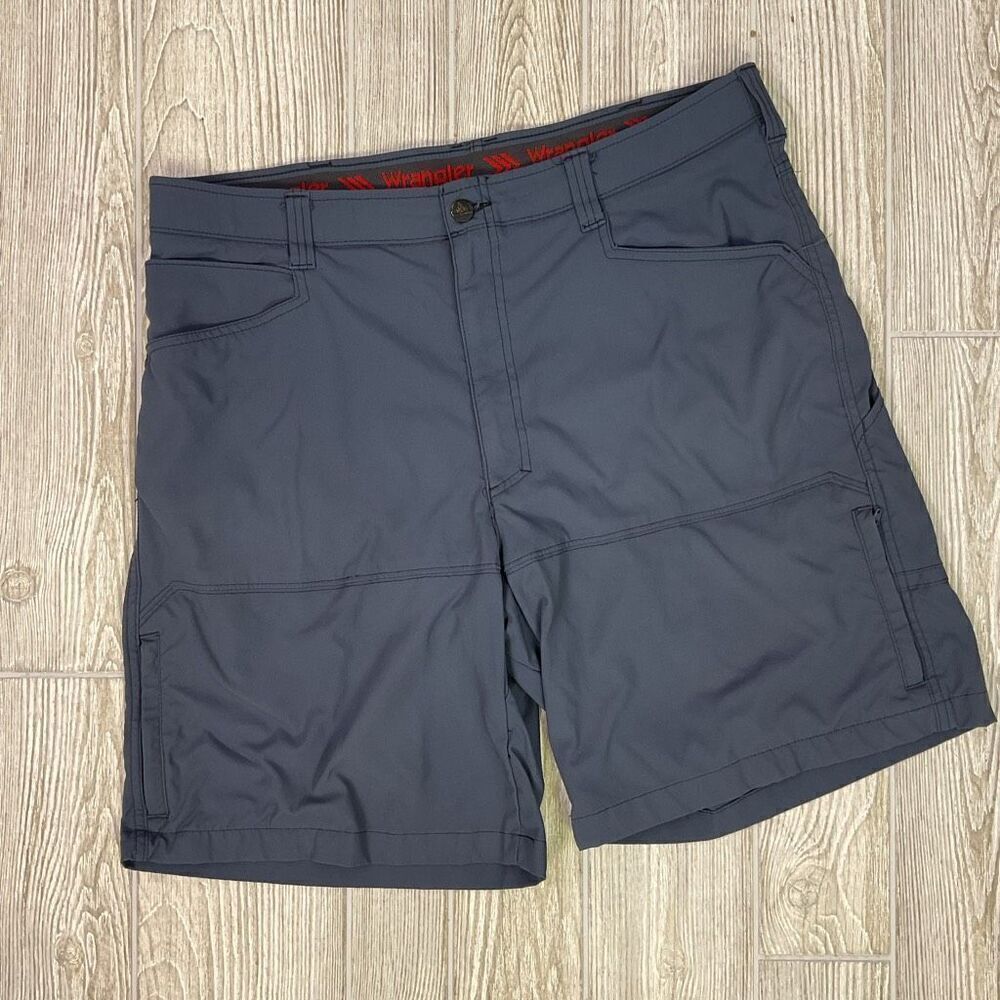 Vintage Y2K Wrangler Men's Size 38 Blue Cargo Style Shorts 9" Inseam